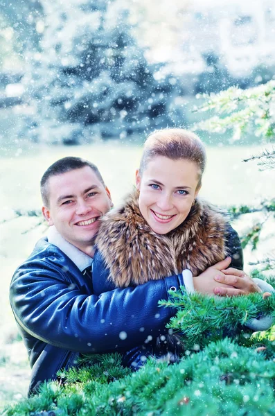 Homem e sua namorada no parque de inverno — Fotografia de Stock