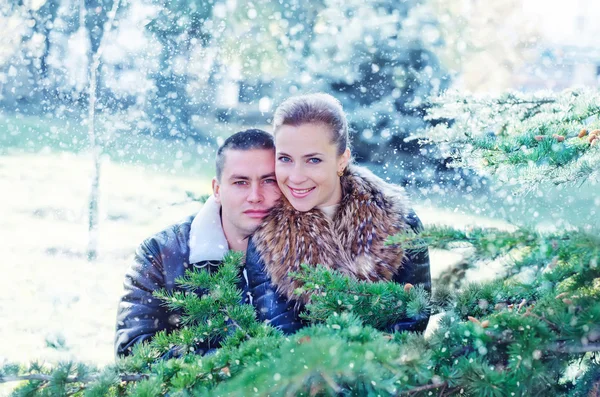 남자와 겨울 공원에 그의 여자 친구 — 스톡 사진