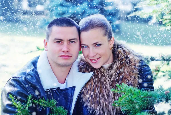 El hombre y su novia en el parque de invierno —  Fotos de Stock