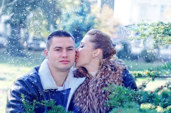 El hombre y su novia en el parque de invierno —  Fotos de Stock