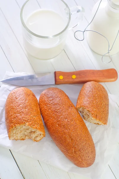 Brood met melk — Stockfoto