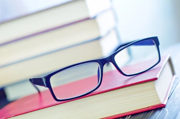 Brille und Bücher — Stockfoto