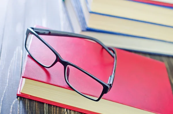 Brille und Bücher — Stockfoto