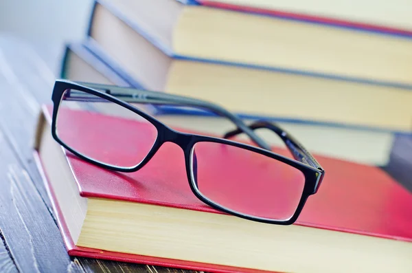 Bril en boeken — Stockfoto