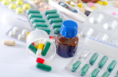 renk hap ve tıp şişe