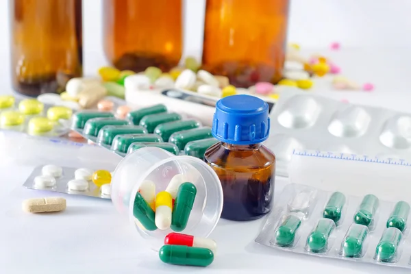 Kolor tabletki i medycznych butelka — Zdjęcie stockowe