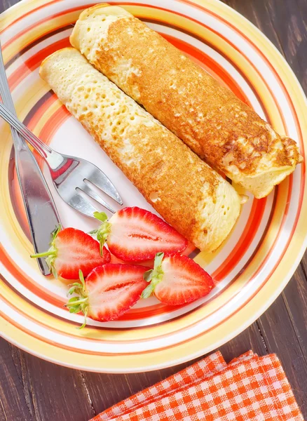 Pfannkuchen mit Erdbeere — Stockfoto