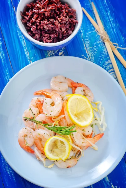 Salad with shrimps — Stock Photo, Image