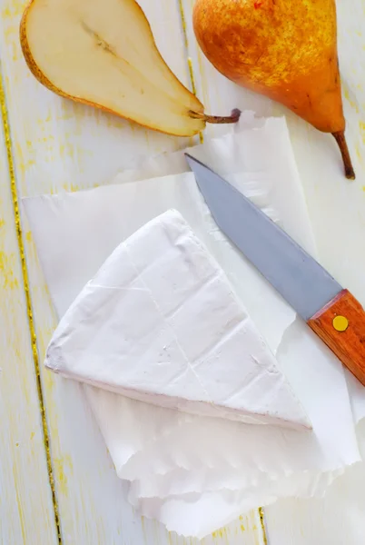 Camembert em uma mesa — Fotografia de Stock