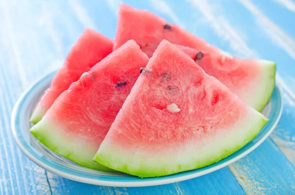 Vattenmelon på plattan — Stockfoto