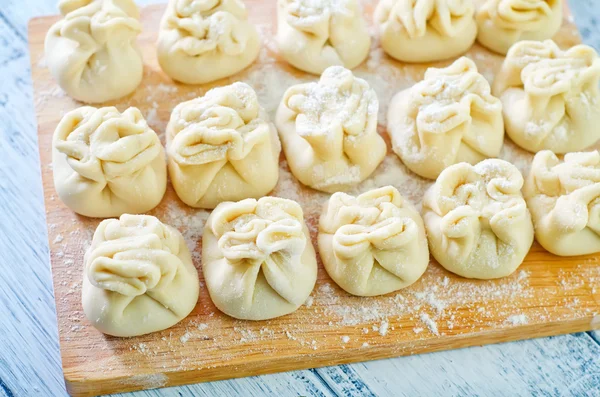 Khinkali en una tabla de madera — Foto de Stock