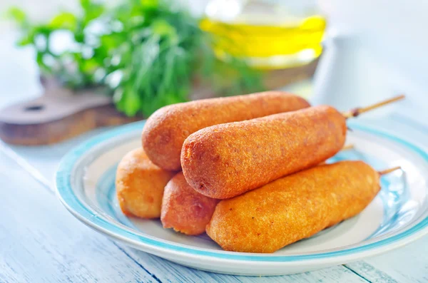 Corndogs på plattan — Stockfoto