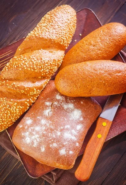 Bröd på en träskiva — Stockfoto