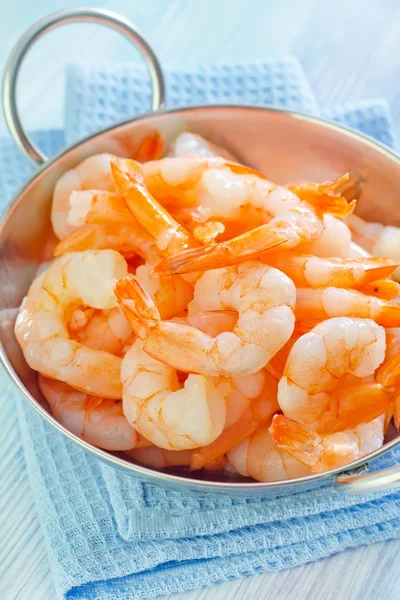 Shrimps in a pan — Stock Photo, Image