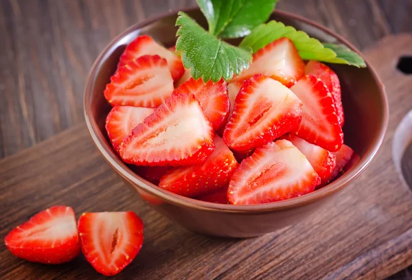 쟁반에 있는 딸기 — 스톡 사진