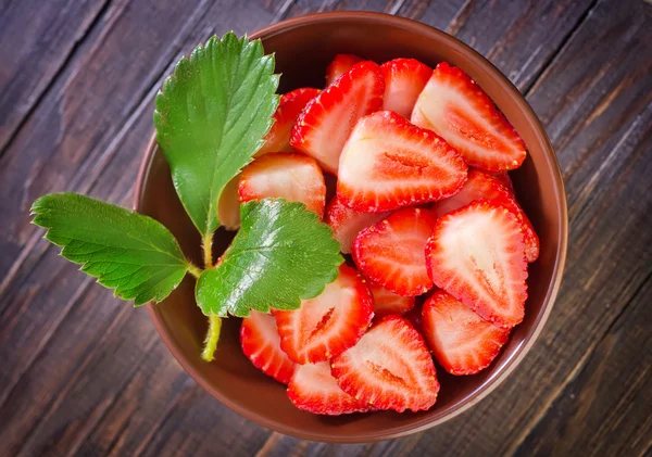 Aardbeien in een kom — Stockfoto