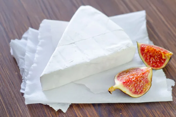 Camembert em uma mesa — Fotografia de Stock