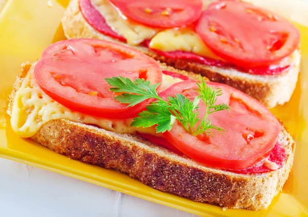 Bröd med ost och tomat — Stockfoto