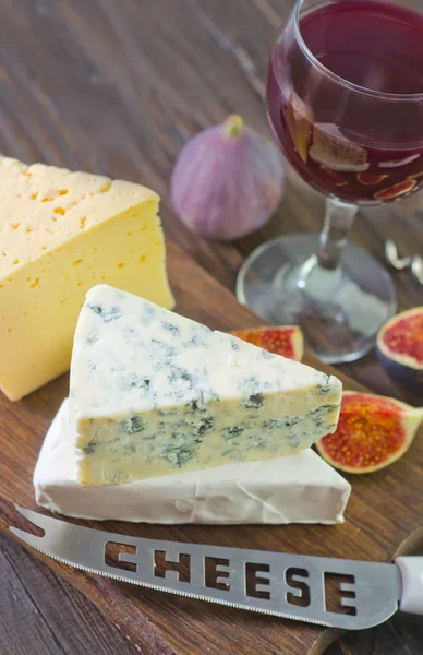 Queso en una tabla de madera — Foto de Stock