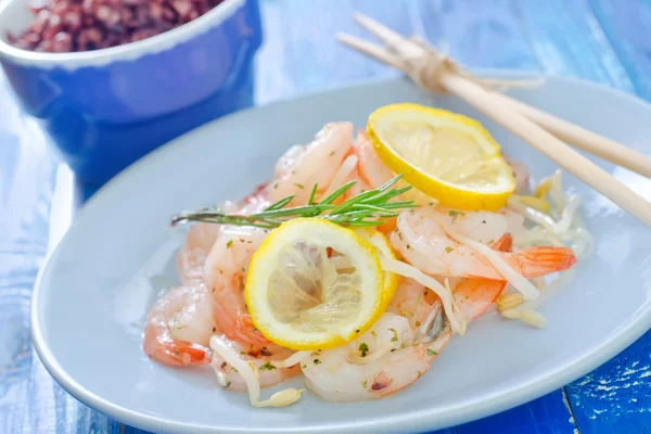 Salad with shrimps — Stock Photo, Image