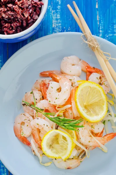 Salad with shrimps — Stock Photo, Image