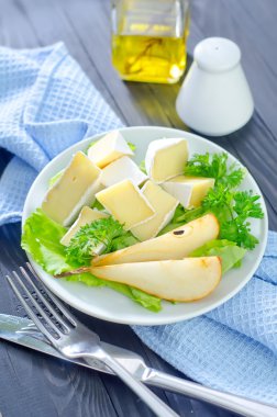 Camembert plaka üzerinde