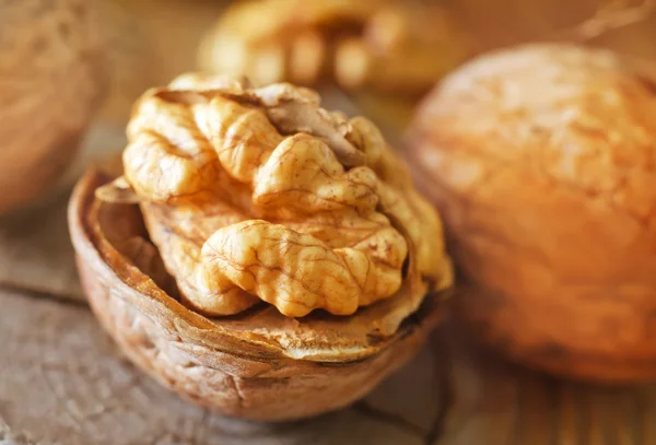 Орехи на столе — стоковое фото