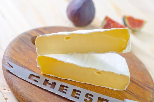Camembert op een bord — Stockfoto