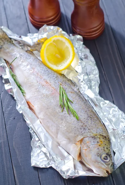 Raw fish — Stock Photo, Image