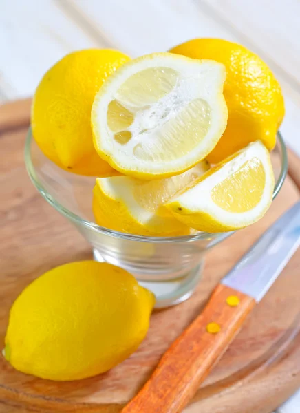 Lemons in a bowl — Stock Photo, Image