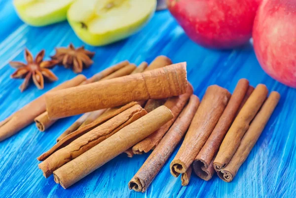 Canela y manzanas —  Fotos de Stock