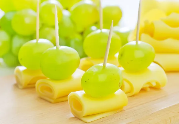 Canape with grape and cheese — Stock Photo, Image