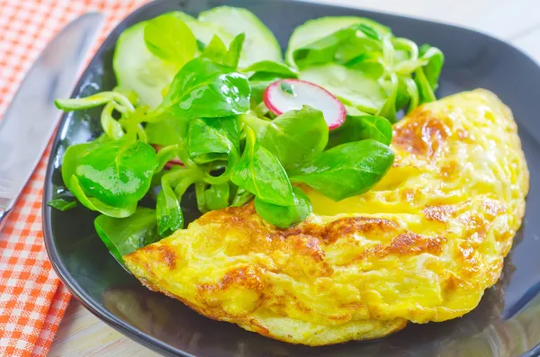 Omelet met salade — Stockfoto