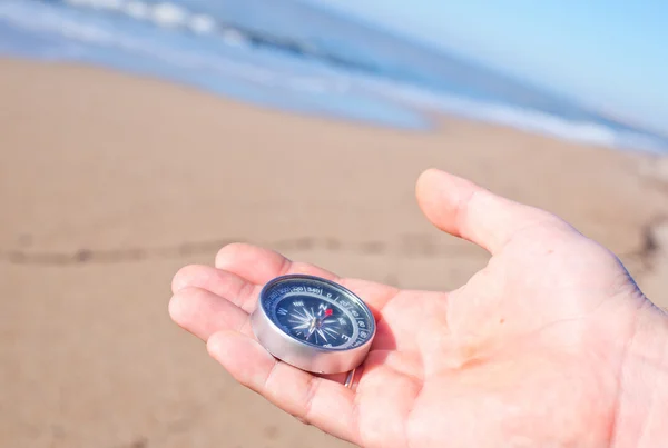 Compass in male hand — Stock Photo, Image