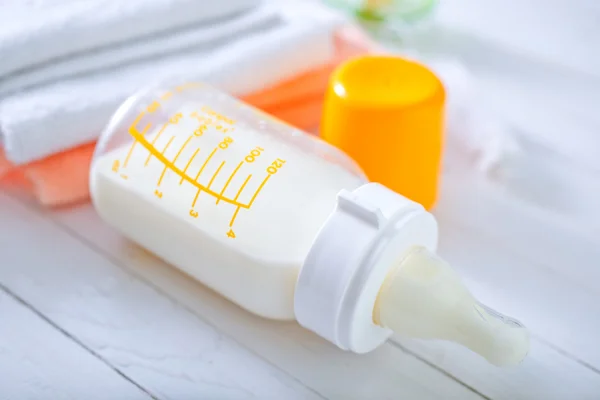 Milch in der Babyflasche — Stockfoto