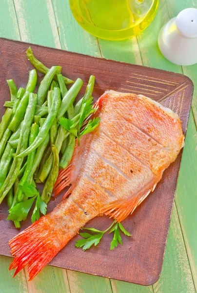 Peixe frito com feijão verde — Fotografia de Stock