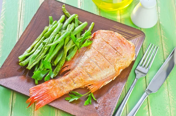 Peixe frito com feijão verde — Fotografia de Stock