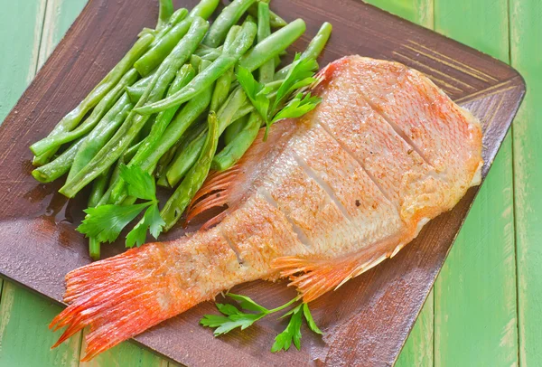 Fried fish with green beans — Stock Photo, Image