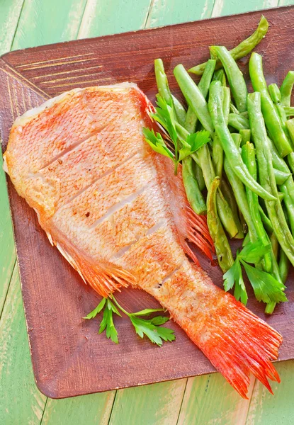 Fried fish with green beans — Stock Photo, Image
