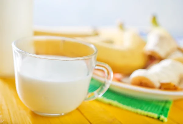 Milk with bananas — Stock Photo, Image