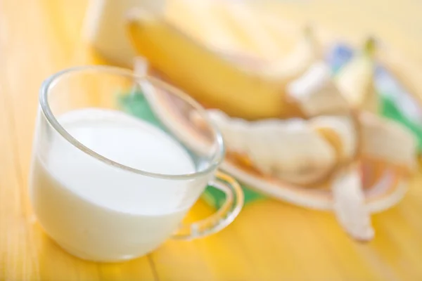 Milch mit Bananen — Stockfoto