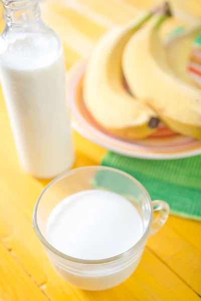 Leche con plátanos —  Fotos de Stock