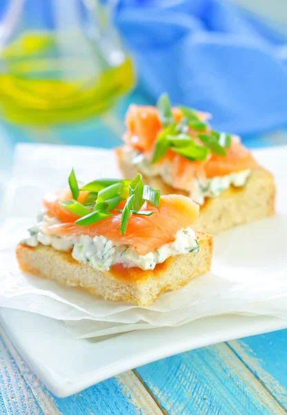 Canapé con salmón — Foto de Stock