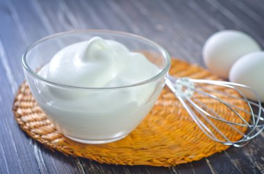 yumurta ve yumurta çırpıcı