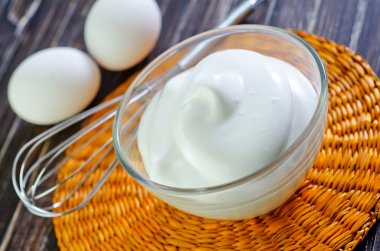 yumurta ve yumurta çırpıcı