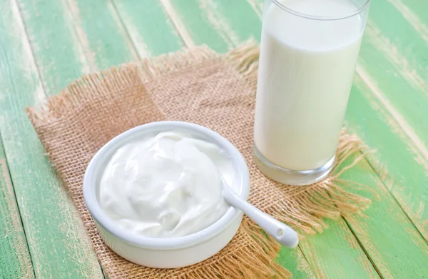 Mjölk och yoghurt — Stockfoto