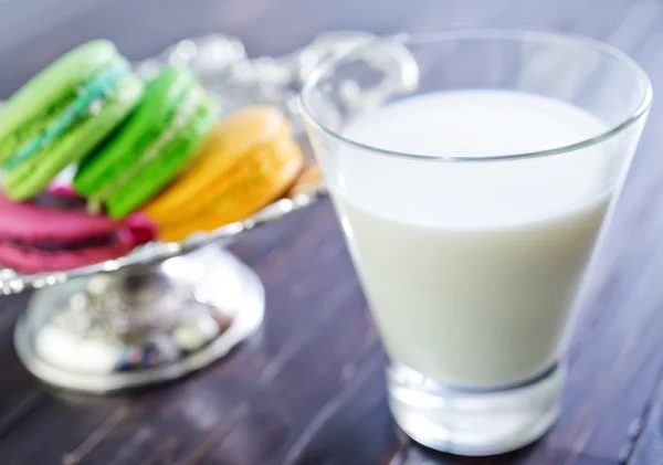 Milk in glass and color macaroons — Stock Photo, Image