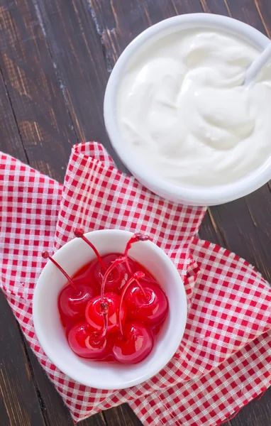 Cereza al maraschino y crema agria —  Fotos de Stock