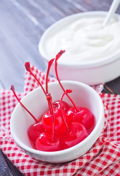 Cereza al maraschino y crema agria —  Fotos de Stock