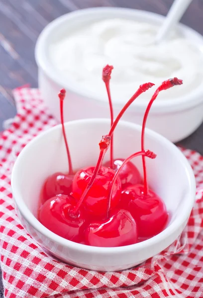 Cereza al maraschino y crema agria —  Fotos de Stock